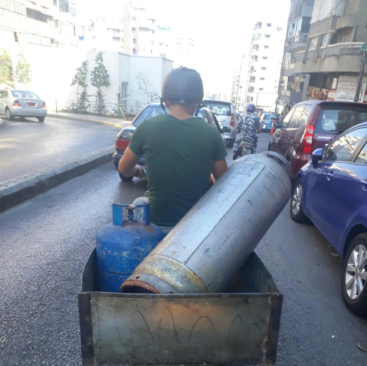 FiresProtection's tweet image. قارورة غاز موضوعة في صندوق دراجة نارية ممكن ان تسبب كارثة كبيرة،سليم سلام...الصورة مرسلة من فؤاد الصمدي