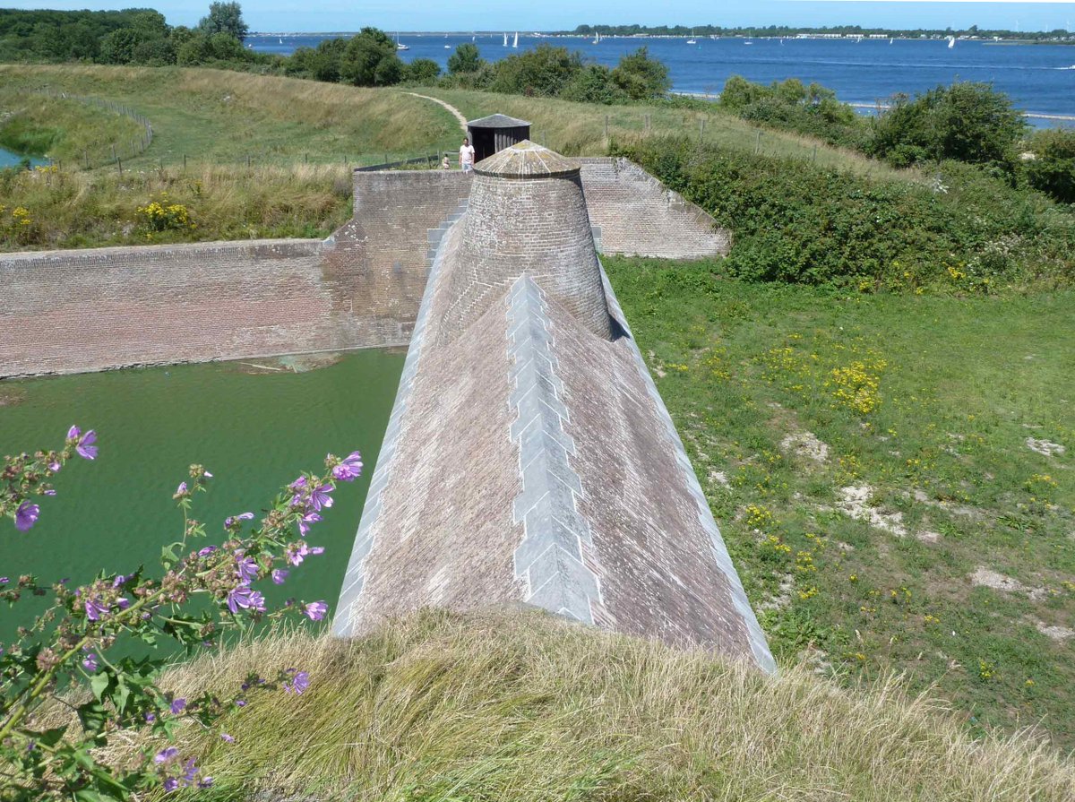 RothuizenAS's tweet image. PROJECT VAN DE WEEK – STADSMUUR VEERE  doel: restaureren van de stadsmuur. Lees hier meer over het project: bit.ly/2yJ1aXm