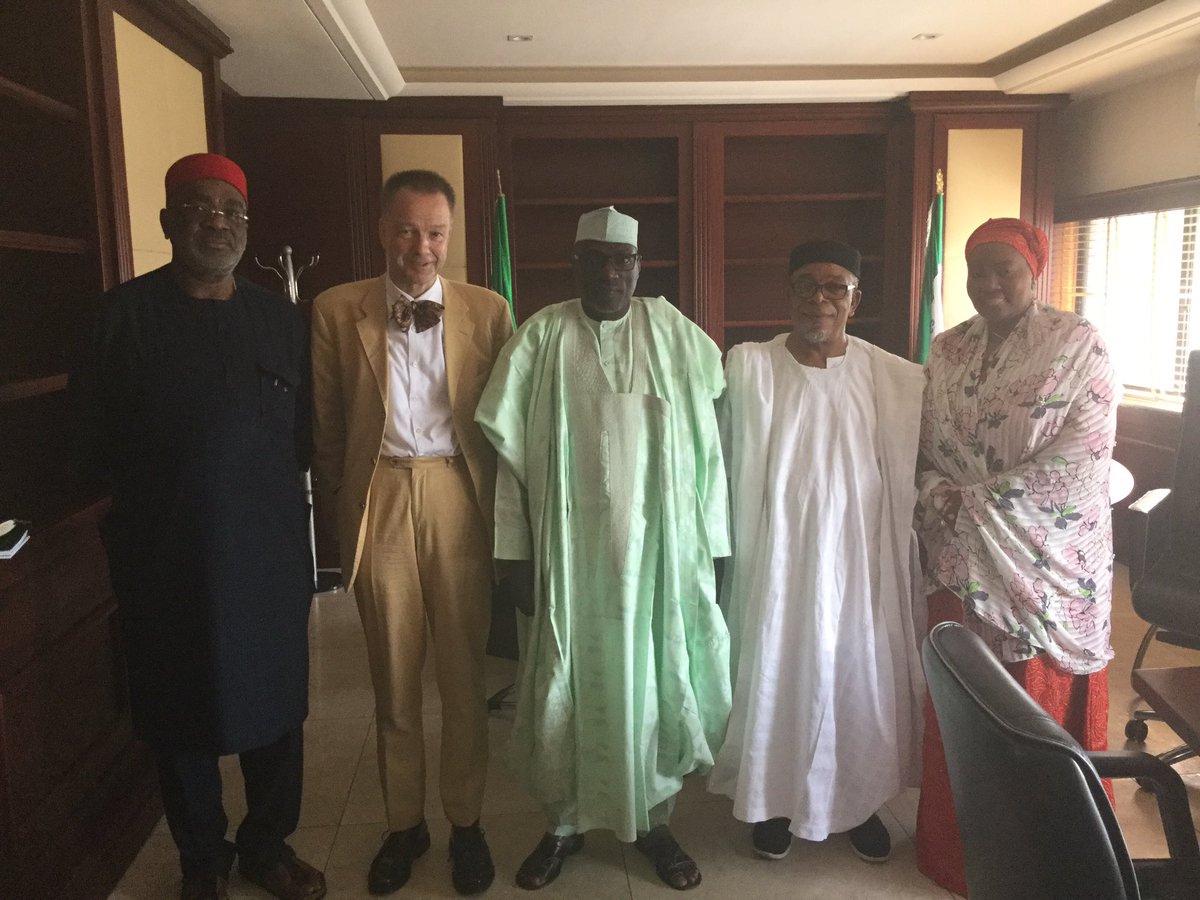 Ex-PDP Houses of Assembly Speakers visited ex-President Goodluck Jonathanto congratulate him on the victory of PDP at the Supreme Court for his role.