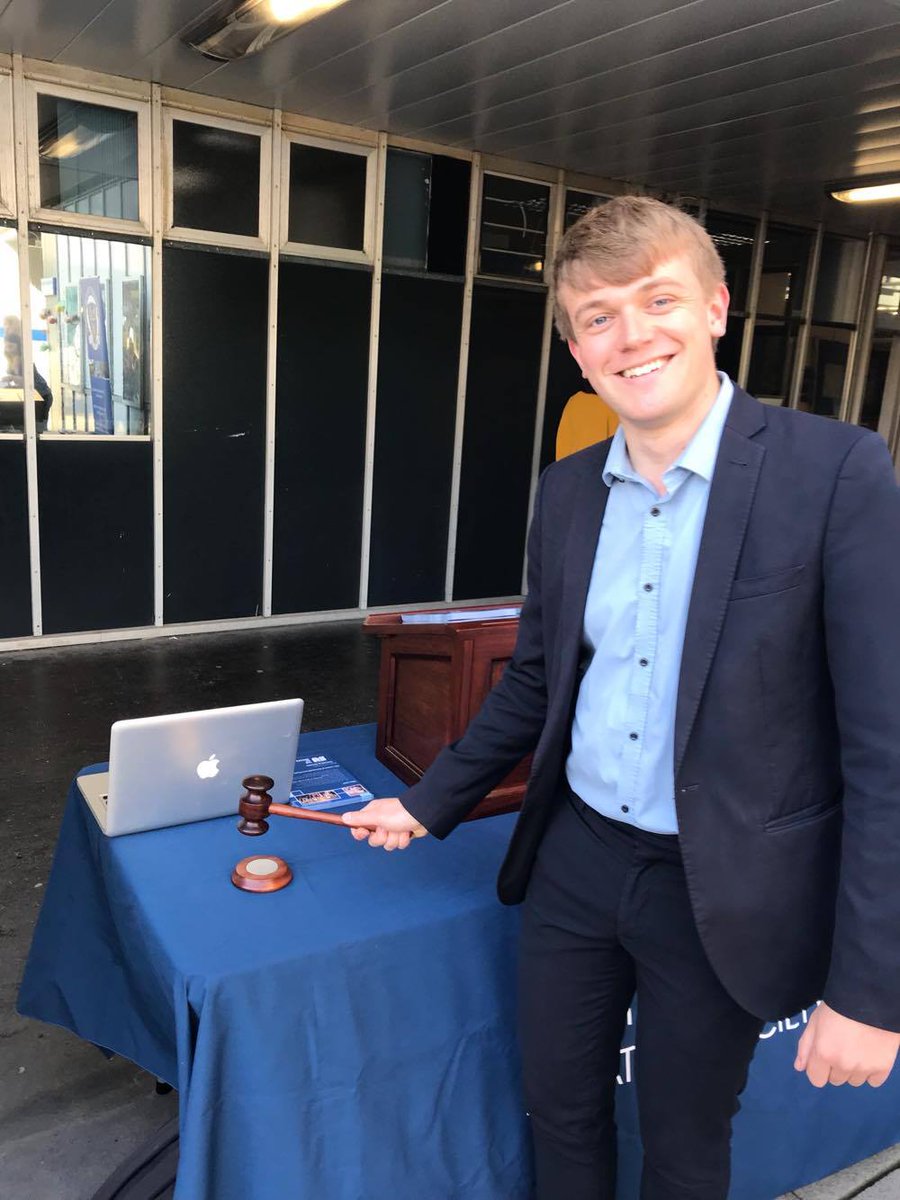 bathdebate's tweet image. Come join us on parade now to find out more about debating! #BathFW17 #gavelgate #whatisagavel @thesubath