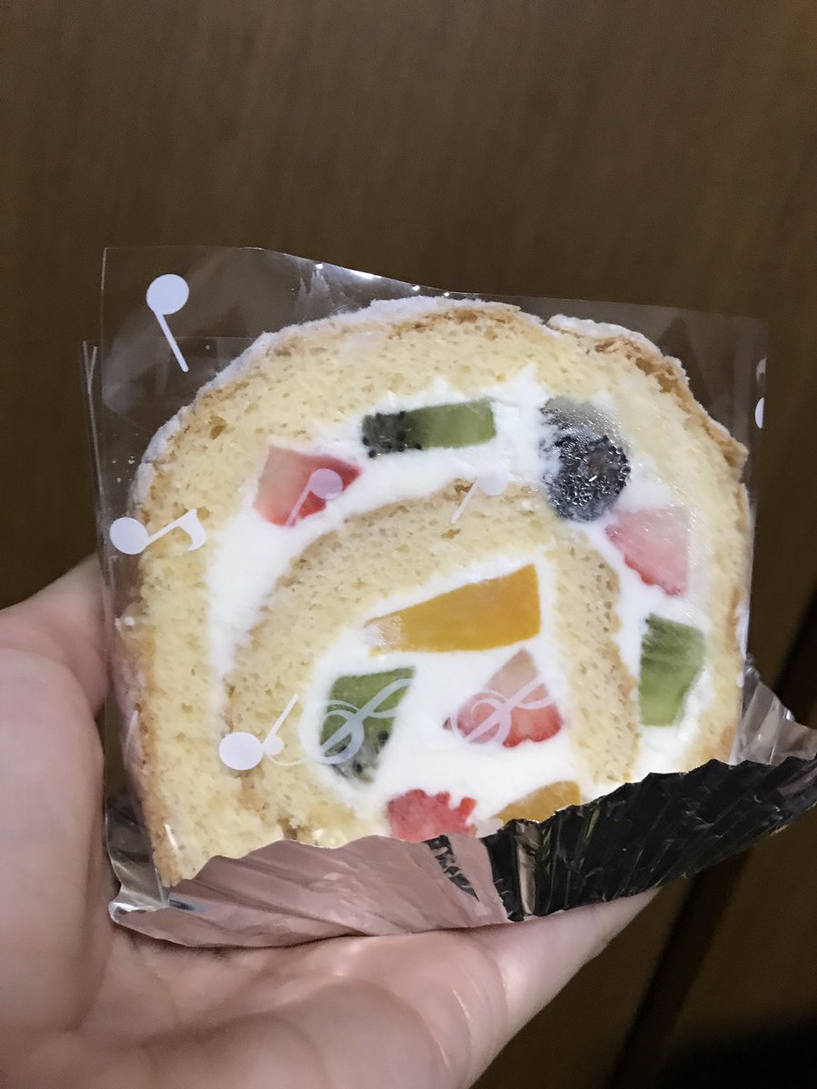 めらがいあ 穂積駅近くにある昔ながらのケーキ屋さんがあるんだけどすっっっごく美味しい ジャムおじさんみたいなにこやかで優しいおじさんが切り盛りしてるんだけどケーキ4つ買っても1100円 おまけにめちゃウマなバームクーヘンも貰ってしまった もし