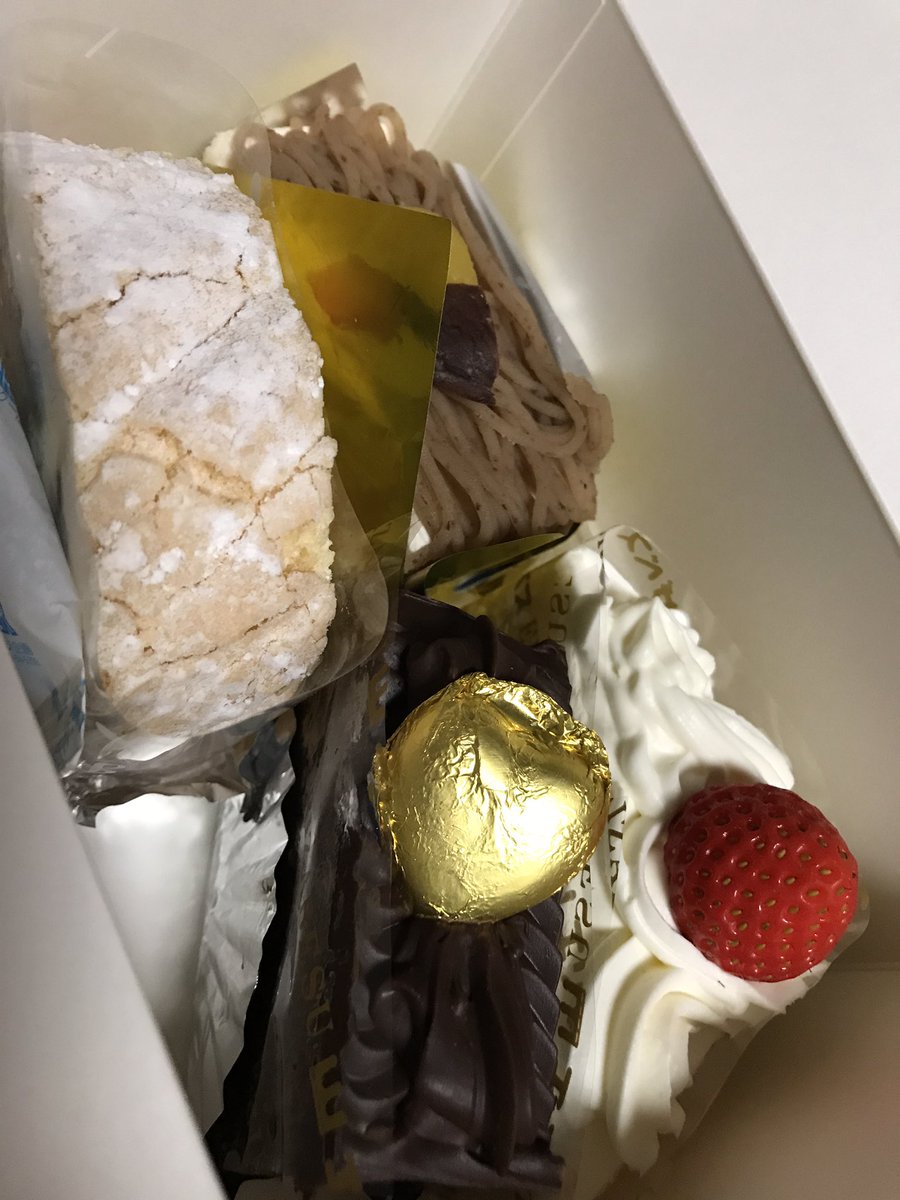 めらがいあ 穂積駅近くにある昔ながらのケーキ屋さんがあるんだけどすっっっごく美味しい ジャムおじさんみたいなにこやかで優しいおじさんが切り盛りしてるんだけどケーキ4つ買っても1100円 おまけにめちゃウマなバームクーヘンも貰ってしまった もし