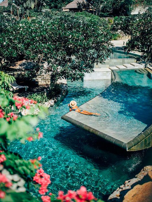 danielalazo's tweet photo. Además de refrescante, un baño en la piscina puede relajar tanto tu cuerpo como tu mente en los días calurosos #DanielaLazo https://t.co/0BdxtZQiLH
