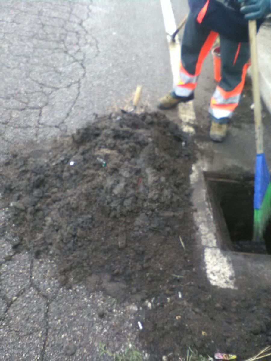 ACTAspa's tweet photo. Prosegue pulizia e rimozione detriti da tombini. Qui siamo a Verderuolo. https://t.co/R3H3btbWdX