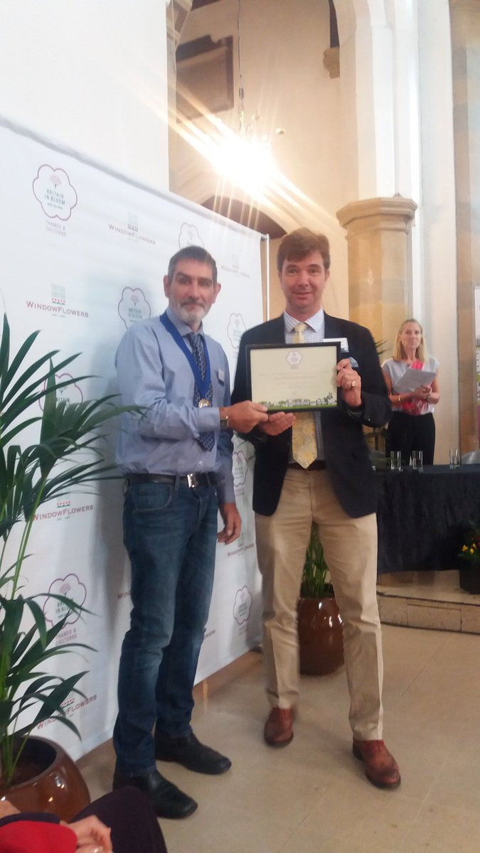 Miles from <a href="/WindowflowersUK/">Windowflowers</a> presenting awards to the Oxfordshire winners including this entry from <a href="/HenleyinBloom/">Henley in Bloom</a> Gainsborough Estate
