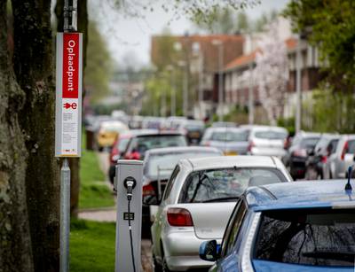 Regels plaatsen laadpalen in Zutphen versoepeld: Elektrisch autorijden neemt zo snel toe dat de gemeente Zutphen… dlvr.it/Pr1MK6