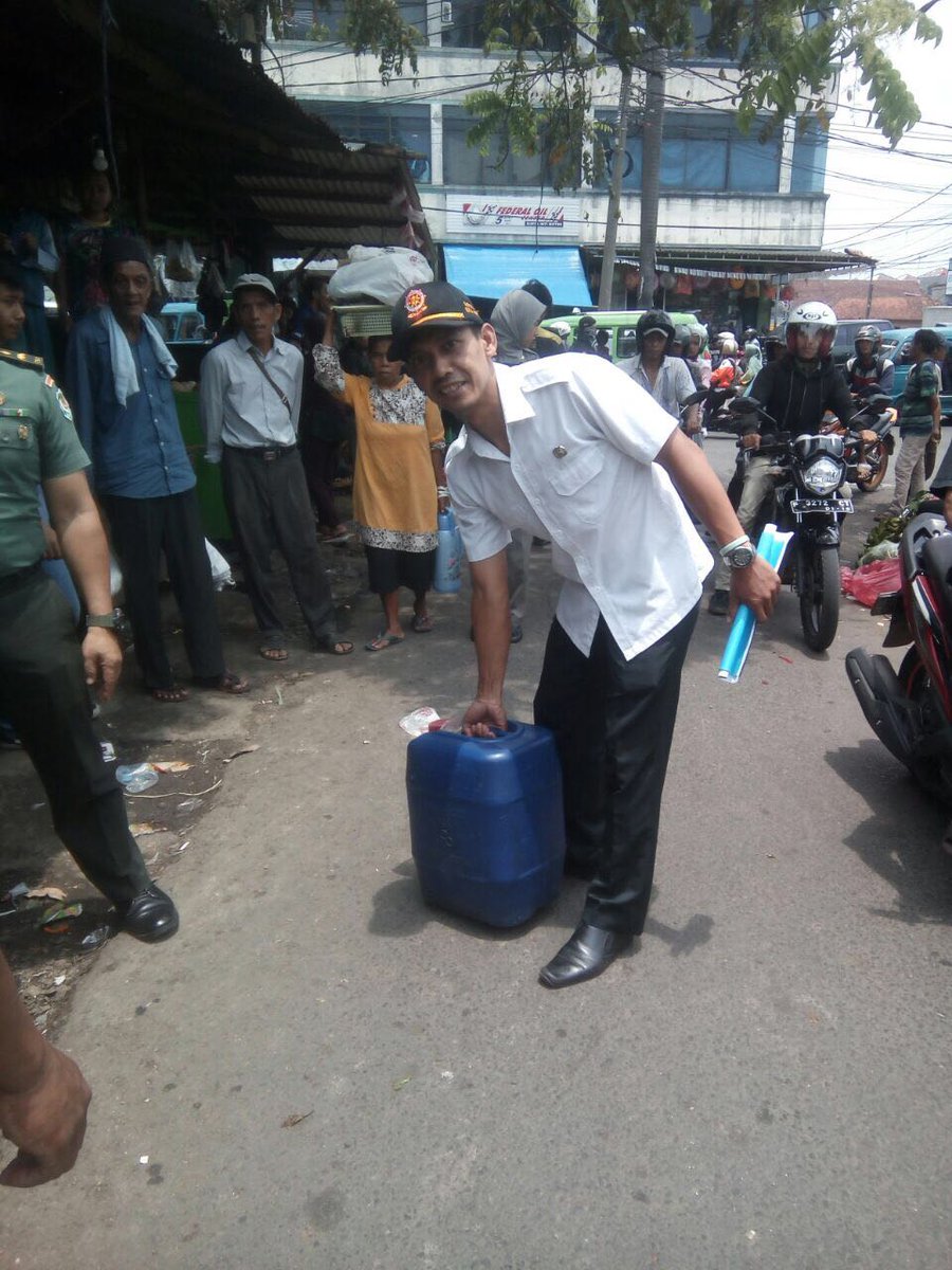 Siang ini razia miras terpadu menyita ribuan botol miras dari warung2 dan satu gudang miras