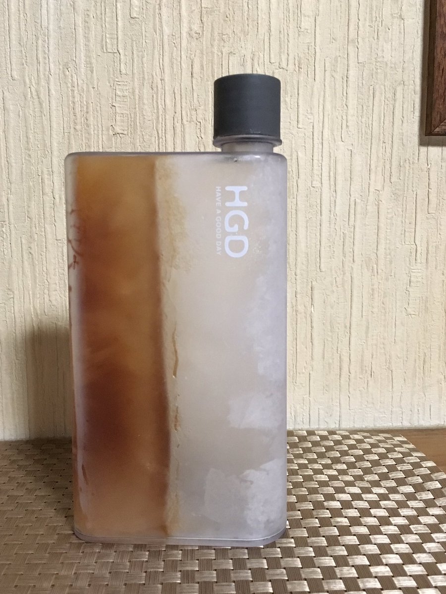 は な ٩ ๑ ᴗ ๑ ۶ On Twitter フォロワーさんが 紹介してくれた ダイソーのスキットルタイプの スリムボトルが かなり良い 縦半分を凍らせて 飲み物を持っていくと オサレな感じ٩ ๑ ᴗ ๑ ۶