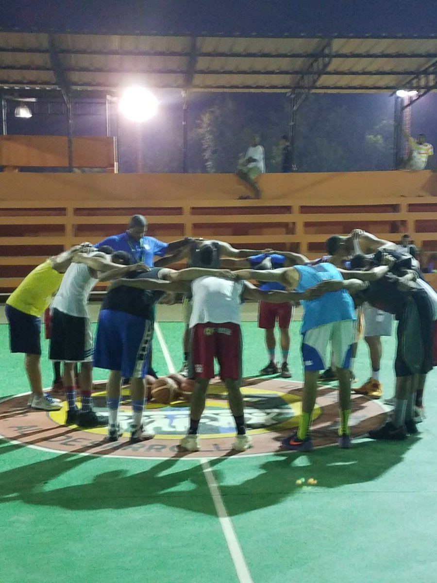 CMGBasketClub's tweet photo. El @coachsanchez03 integrado ya a las practicas con el equipo, bienvenido a casa Coach Sanchez #Practica #Baloncesto #CMG #BSSR2017 #Basket https://t.co/t8mOkkLXQe