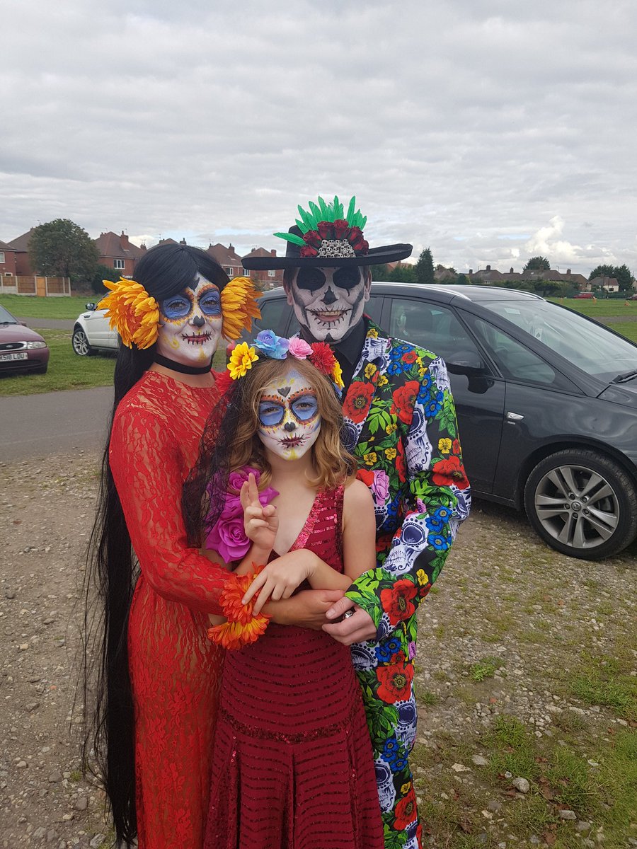 Swwolf36's tweet photo. @MonsterComicCon Great Day Sunday with my partner, daughter, Brother &amp; Sister in law (she did our make up, 1st timer doing it toi. Thnx MCC https://t.co/FyZ1TzM0So