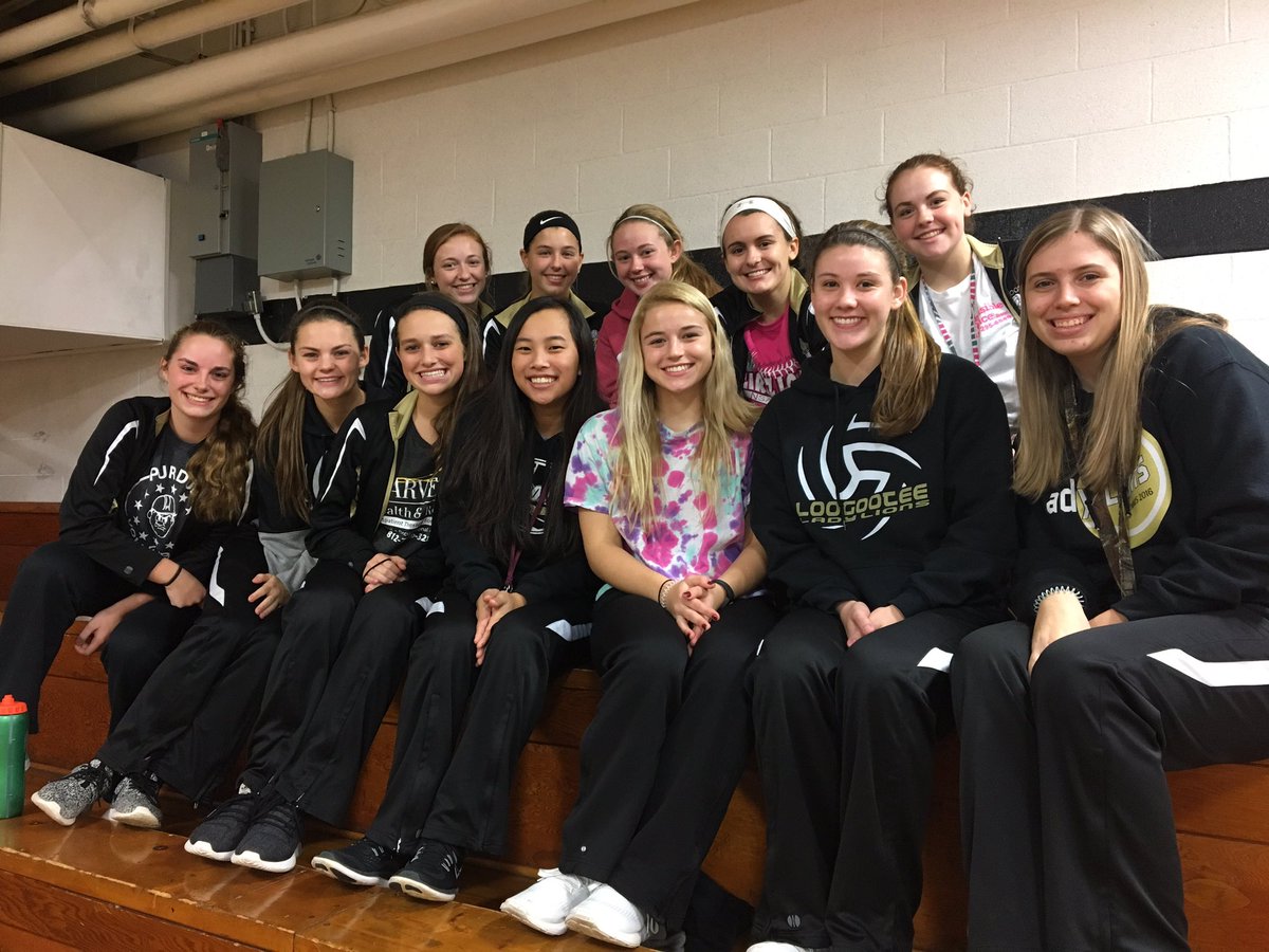 LoogooteeVball's tweet image. Thank you to Junior &amp;amp; Senior parents for team dinner tonight!! #SectionalWeek #LionPride