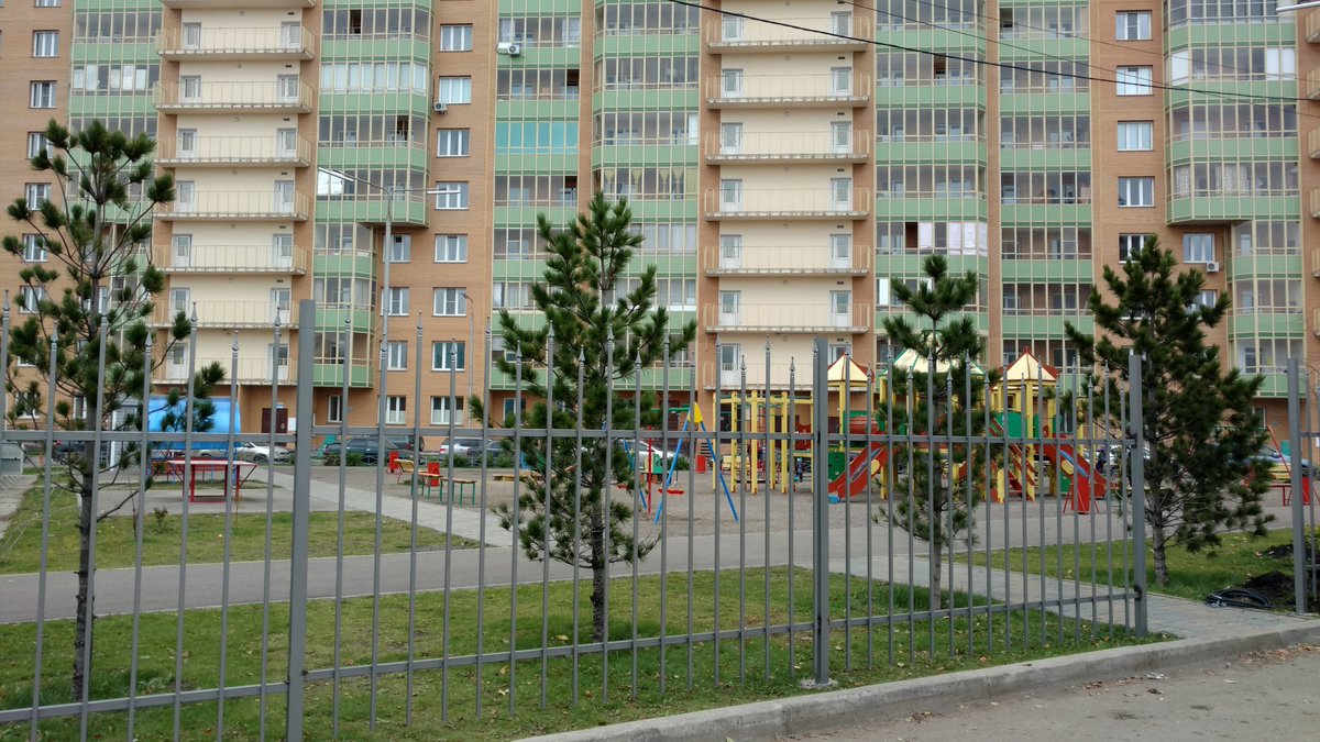 Например,вот новый 2,5м забор вокруг высоток на Коломенской. Он так надежен,что если вражеская мамаша со своим дитем захотят перелезть его,