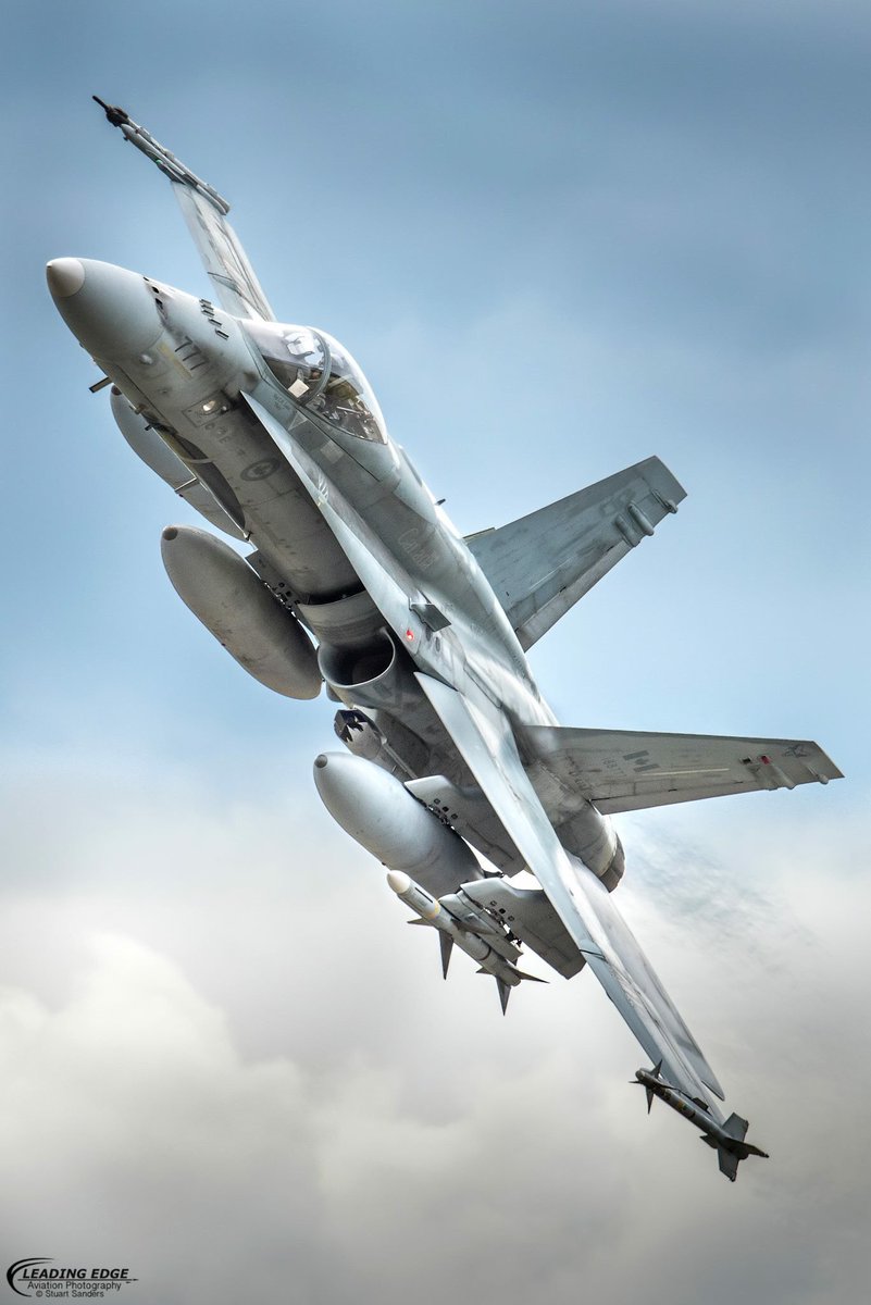 LeadingEdge_A_P's tweet photo. A CF-18 assigned to 401 "Rams" Sqn in the closed left at 19 Wing Comox #RCAF #CF18 #F18 #Hornet #norad #AvGeek @RCAF_ARC @FlyYQQ @ARC_RCAF https://t.co/m2LAPbYFBr