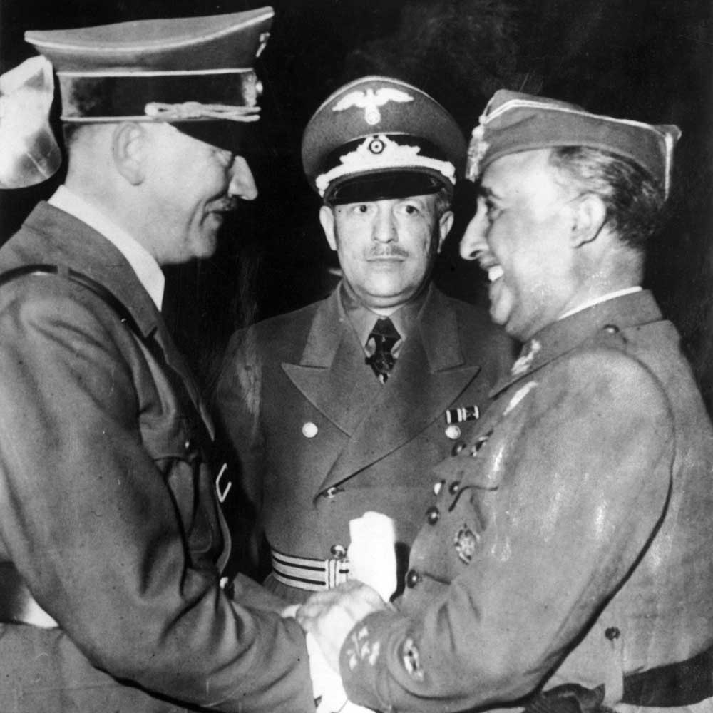 Mortimer_Fu's tweet photo. —¿De qué te ríes, Francisco?
—De que ahora no soy fascista, soy un ultra JAJAJA
—¿Y yo?
—También.
—JAJAJAJA
—JAJAJAJA Me descojono, Adolfo. https://t.co/EJJCAmEzkk