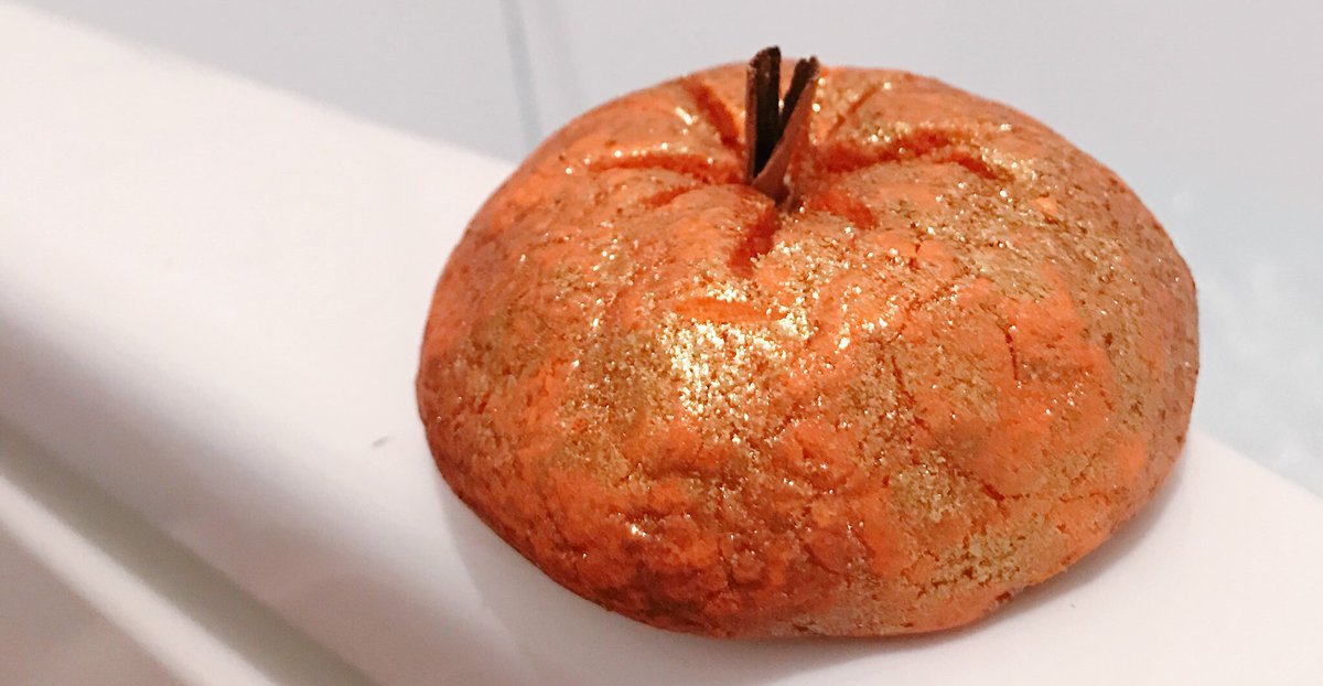 mycopperhaven's tweet photo. Feeling like some spooky sparkles with the @LushLtd Sparkling Pumpkin🎃 https://t.co/tDuxdRhjEg #bblogger #LUSH #Halloween https://t.co/XgF1AyJood