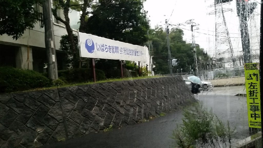 AsparTeam's tweet photo. Rainy morning to start the #JapaneseGP 🇯🇵 https://t.co/wprjNmCq91