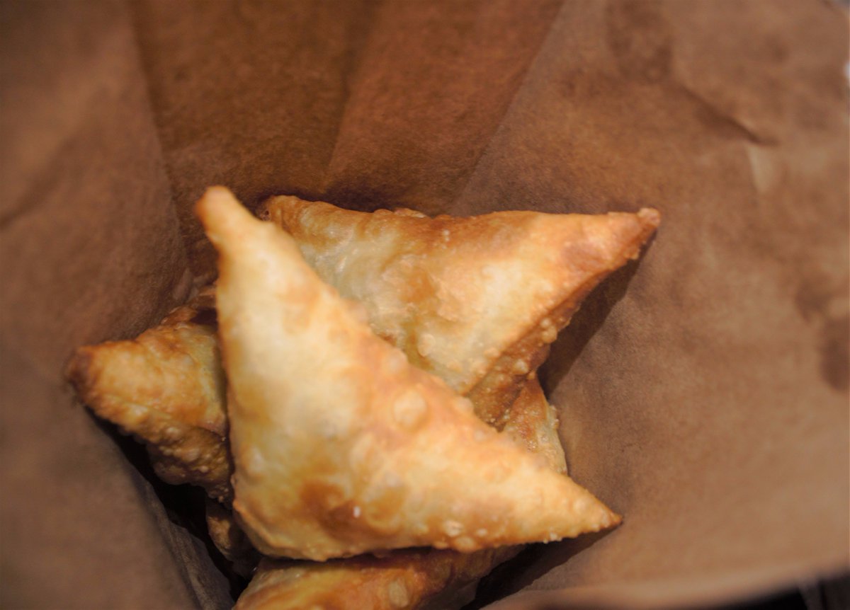 SamosaCommotion's tweet image. Fresh out the fryer ready to eat! Get you some!! #yegfood #yegeats #yeg #edmonton #samosa #yegsamosa #yeglocal