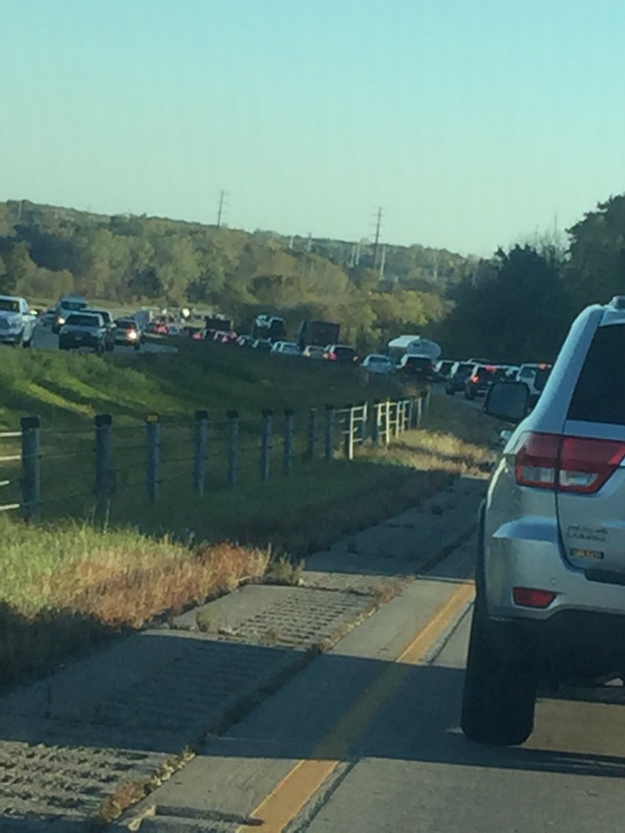 MollyToot5's tweet photo. OMG. I don't think I'm ever going to get home. 😡#trafficformiles #I35SB https://t.co/ODQ3brDgmA