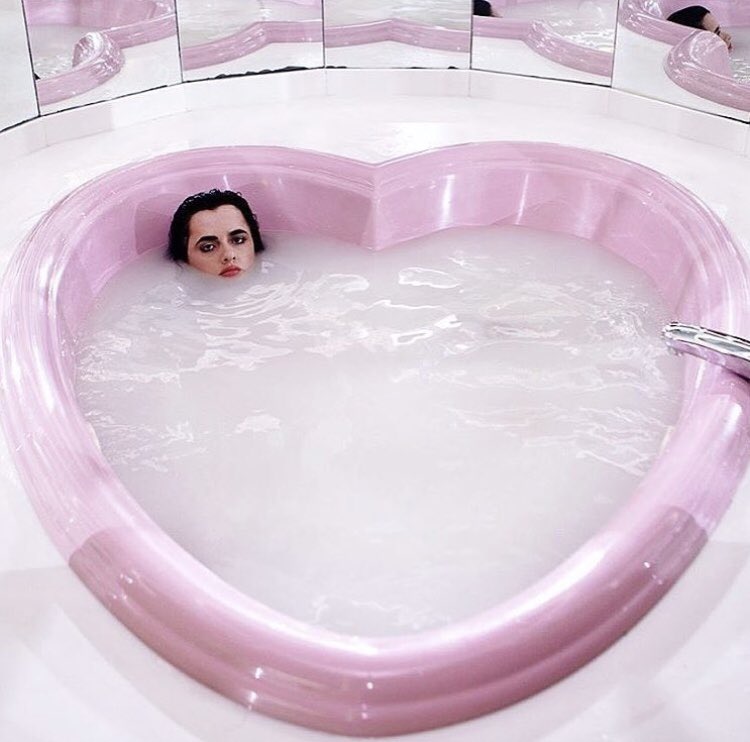 cosmopolitanmx's tweet photo. Cuando le dices a tus amigas que estás muy ocupada para salir 💕🙋🏻✨💧 https://t.co/9Fxpmjis9M