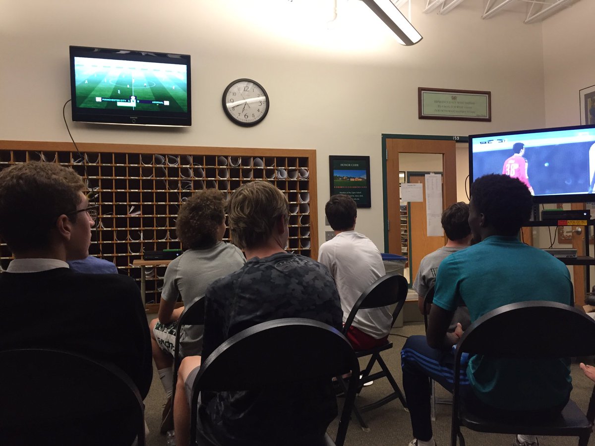 HellemRJ's tweet photo. The 5th annual FIFA night is under way @GCS_Dragons @HellemRJ @BKBSunSports #thursdaysarefortheboys https://t.co/hA8FsX8nHD