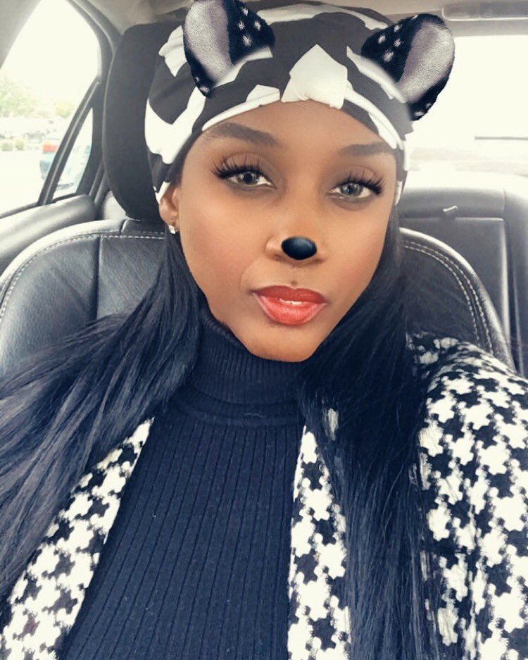 jmoxy217's tweet image. In black and white 🔲👁‍🗨💄 #graphicprint #patternplay #mixingpatterns #houndstooth #stripes #chevron #turban  #statementcoat #fallfashion