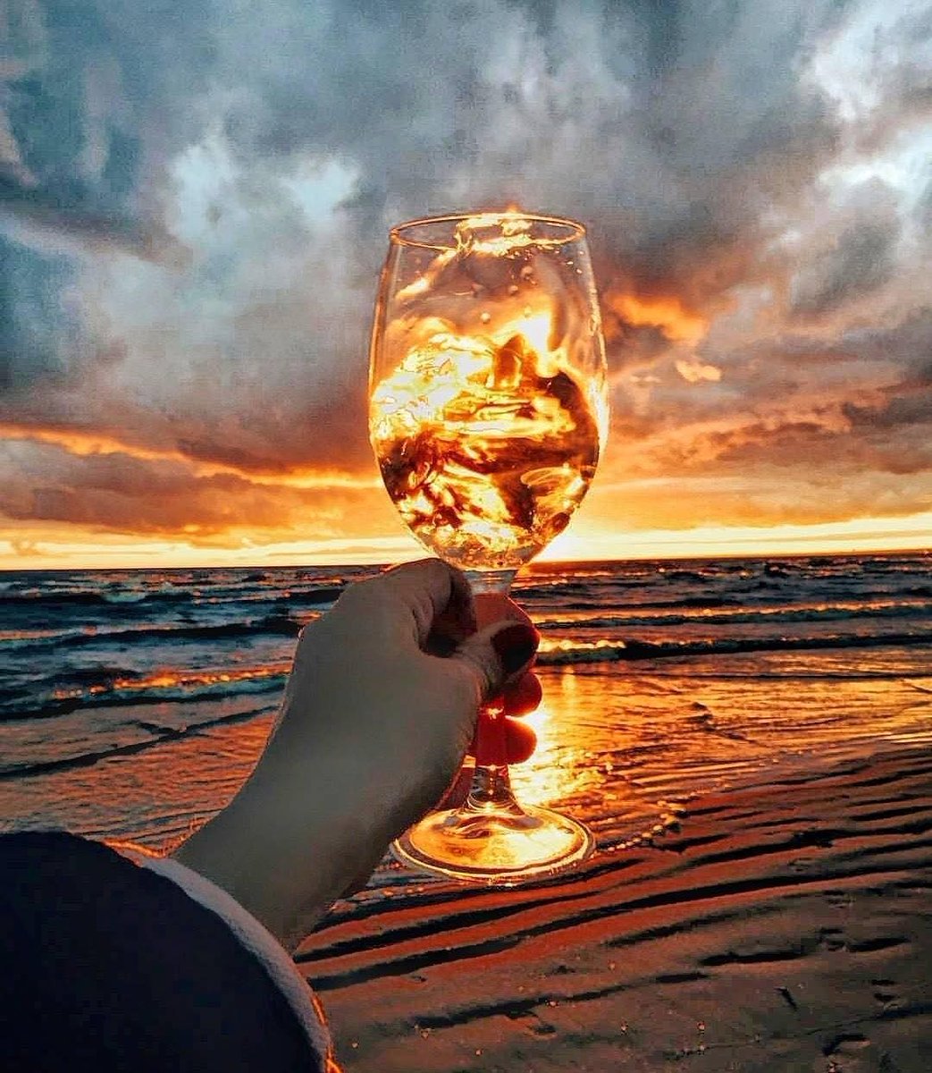 winetastingpath's tweet photo. Fire-cheers in the sky 🔥🍷🔥🍷🔥🍷 https://t.co/rXrAWuljZf
