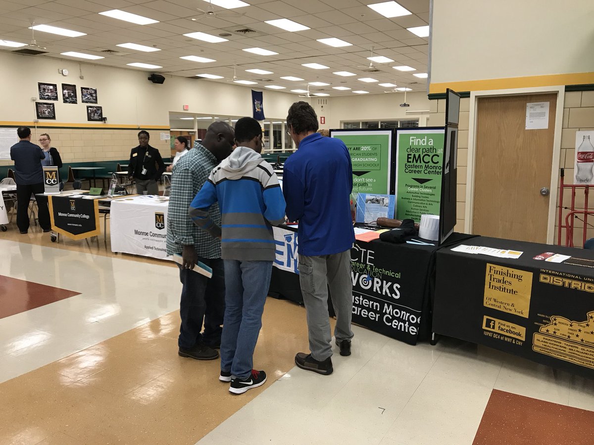 DinaStatho's tweet photo. Open House RH Senior High School 2017-Welcome RH Familiesππ #RaHComets #RHCometpride @BPattonRH @MrRussoRH @MrsLogueRH https://t.co/wkNoDf6sPj