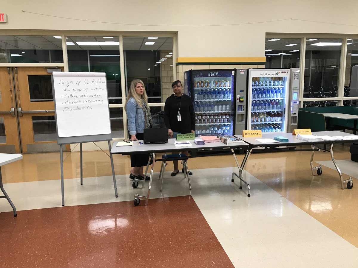 DinaStatho's tweet photo. Open House RH Senior High School 2017-Welcome RH Familiesππ #RaHComets #RHCometpride @BPattonRH @MrRussoRH @MrsLogueRH https://t.co/wkNoDf6sPj