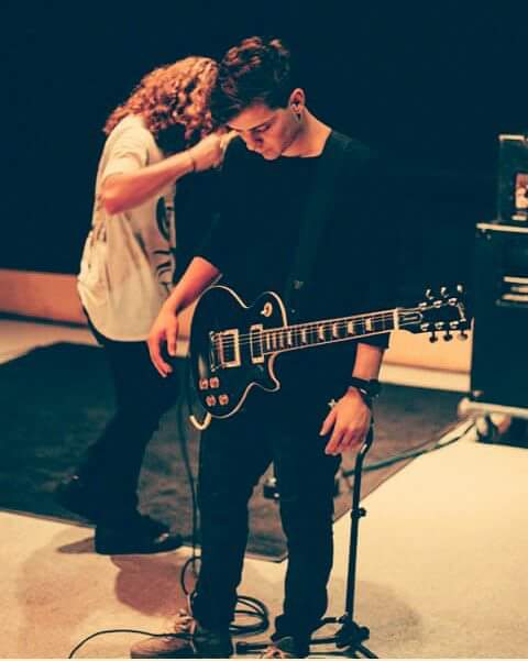 ElectronicNetMx's tweet photo. El mejor 😎❤😍 @MartinGarrix
"Tómame una foto como que no me doy cuenta con mi Gibson" jajaja
#Martingarrix #ElectronicNetwork https://t.co/Es5DCLtuT4