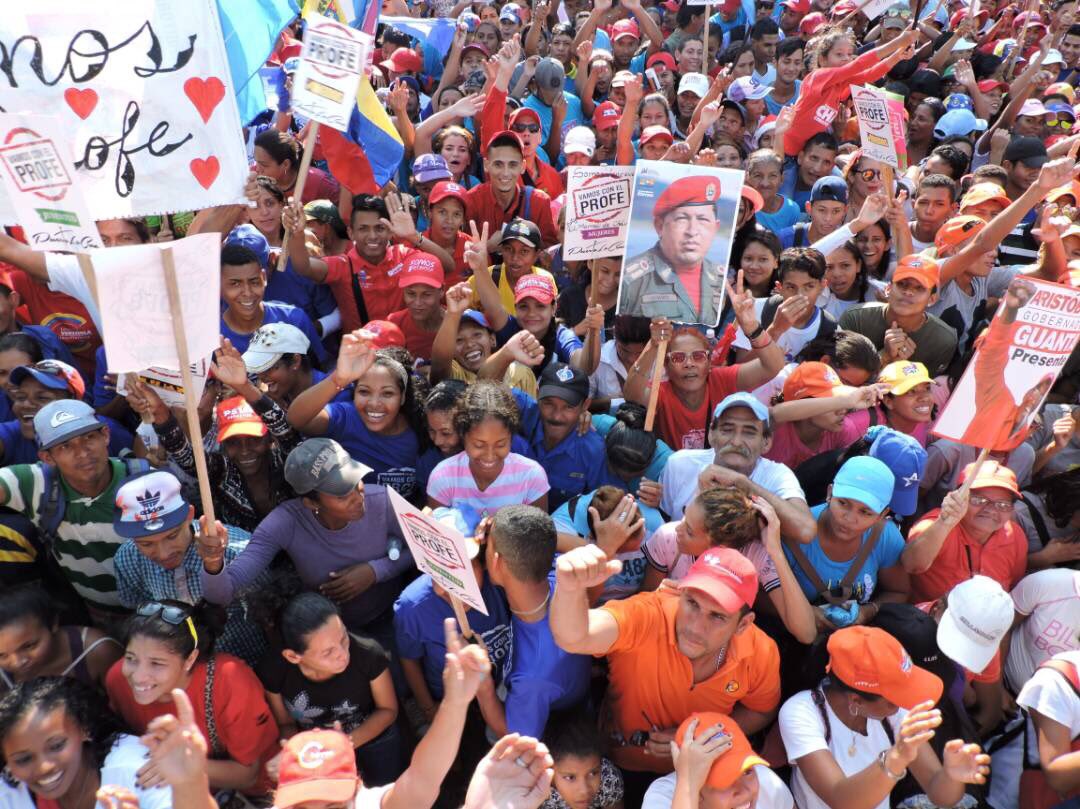FidelVsquezPSUV's tweet photo. A este mar de pueblo yo me entrego en cuerpo y alma, con este mar de pueblo me comprometo junto a @NicolasMaduro y con el Comandante Eterno https://t.co/RIIZ3RaMtm