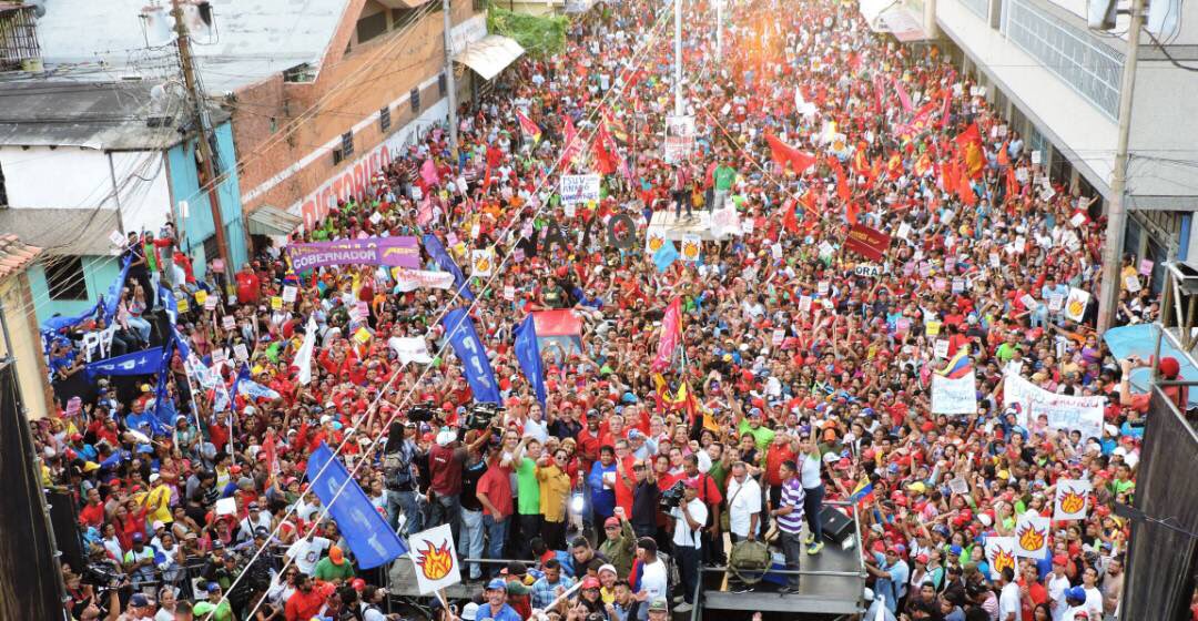 FidelVsquezPSUV's tweet photo. A este mar de pueblo yo me entrego en cuerpo y alma, con este mar de pueblo me comprometo junto a @NicolasMaduro y con el Comandante Eterno https://t.co/RIIZ3RaMtm