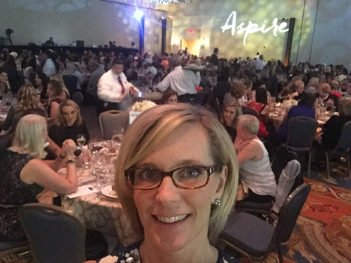 SybilVerch's tweet photo. Inspiring to be with 500+ amazing #RJWomen @RaymondJames #thefemaleedge #inspiring https://t.co/9P4U70yJhP
