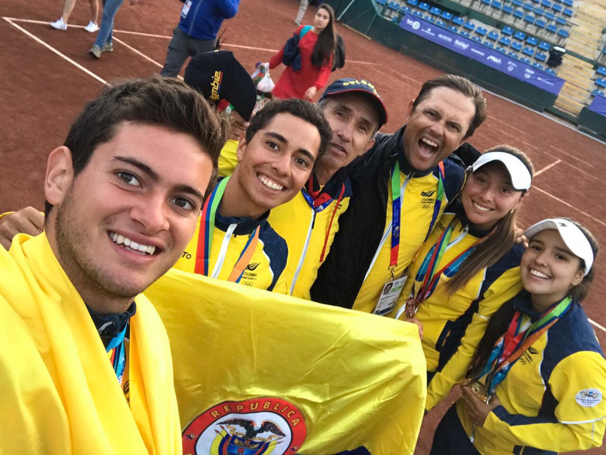 fedecoltenis's tweet photo. #TBT Hace una semana nuestros tenistas juveniles cerraban una gran actuación en los Juegos Suramericanos de la Juventud @Stgo2017. 😎👏🇨🇴 https://t.co/fSqZpGaQTK