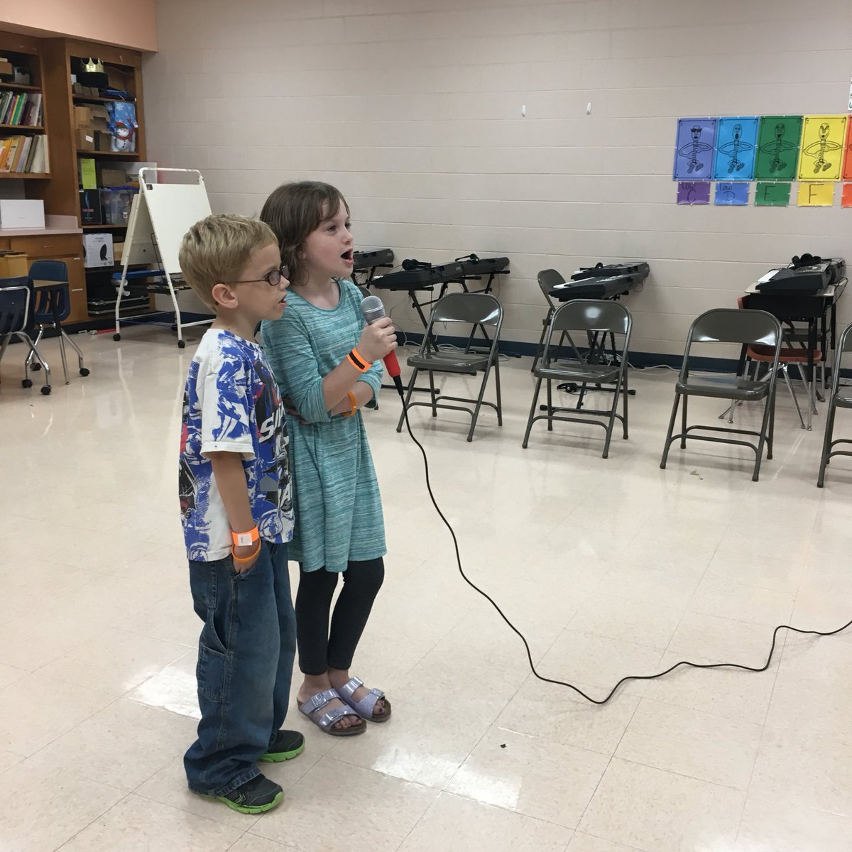 JHicks458's tweet photo. Singers of all ages, shapes, sizes, race, and ethnicities- because music is the universal language. #WatchUsSoar #karaoke #VANCECoProud https://t.co/UFk9OCsGWo