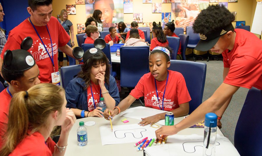 plandisney's tweet image. High school students nationwide can apply for the 2018 Disney Dreamers Academy until the end of October! Details: bit.ly/2hDdEba