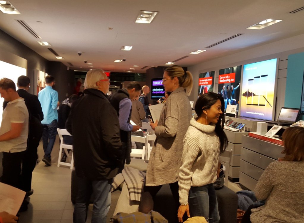 RogersBiz's tweet image. Thank you to all the #Entrepreneurs that joined us at our #SmallBiz centre event in #Toronto tonight, was great to see all the #Networking!