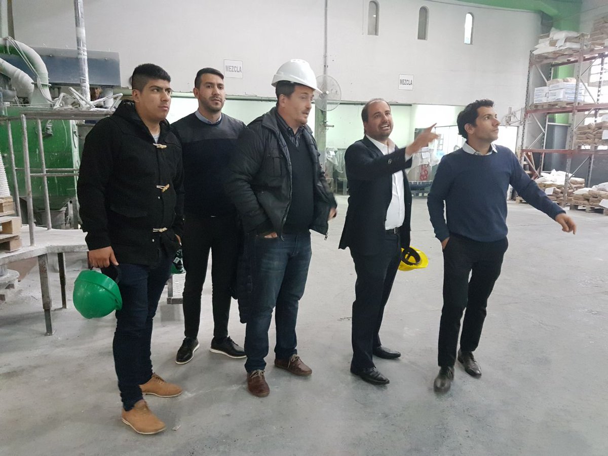 alonsolramiro's tweet photo. Hoy conocimos a Damián de la empresa #Vadex de pintura en #VillaMaipu, nos contó del crecimiento en las ventas y los próximos desafíos. https://t.co/hKAHtOH0V6