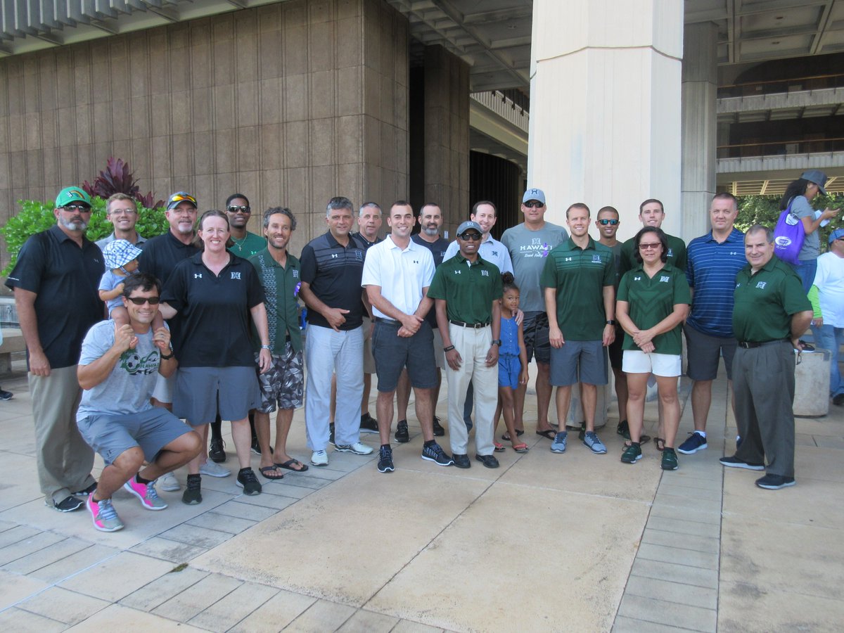 HawaiiMensVB's tweet photo. #HawaiiMVB out supporting the cause w/#HawaiiAthletics at today's Men's March Against Violence in downtown Honolulu.
#PauViolence #GoBows https://t.co/hYFr4NDaHv