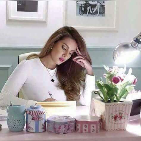 نعيش فلسفة غريبة .....
 مثاليات فى السطور وغربة فى العقول 
وعواطف محترقة فى زمن أصبح صوابه خطأ وخطأه صواب !!

.
#مــلآڪ❥