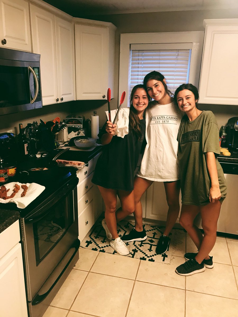 FAM DINNER TONIGHT!!! 

grab your girls and grub 🤤😋