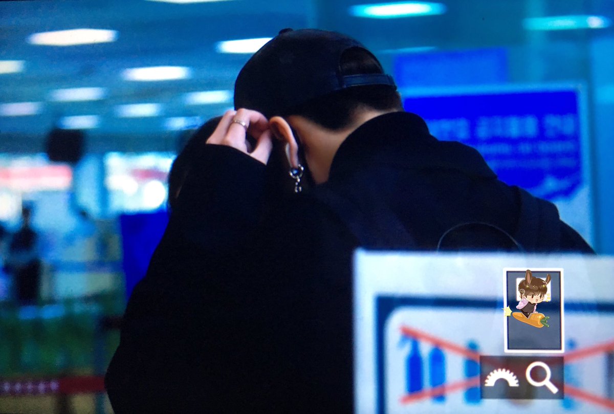 Candyhouse_0901's tweet photo. 171013 김포 출국 
오래만 오래만💕
#방탄소년단 #전정국 #정국 #JUNGKOOK #JK 
@BTS_twt https://t.co/Fh48pEBVj2