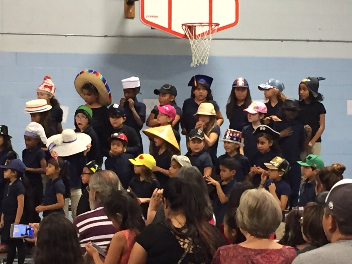 MontereyHSD2's tweet photo. 2nd grade music program. #2ndgraderocks #perfecthat https://t.co/xZ1PX3swc0