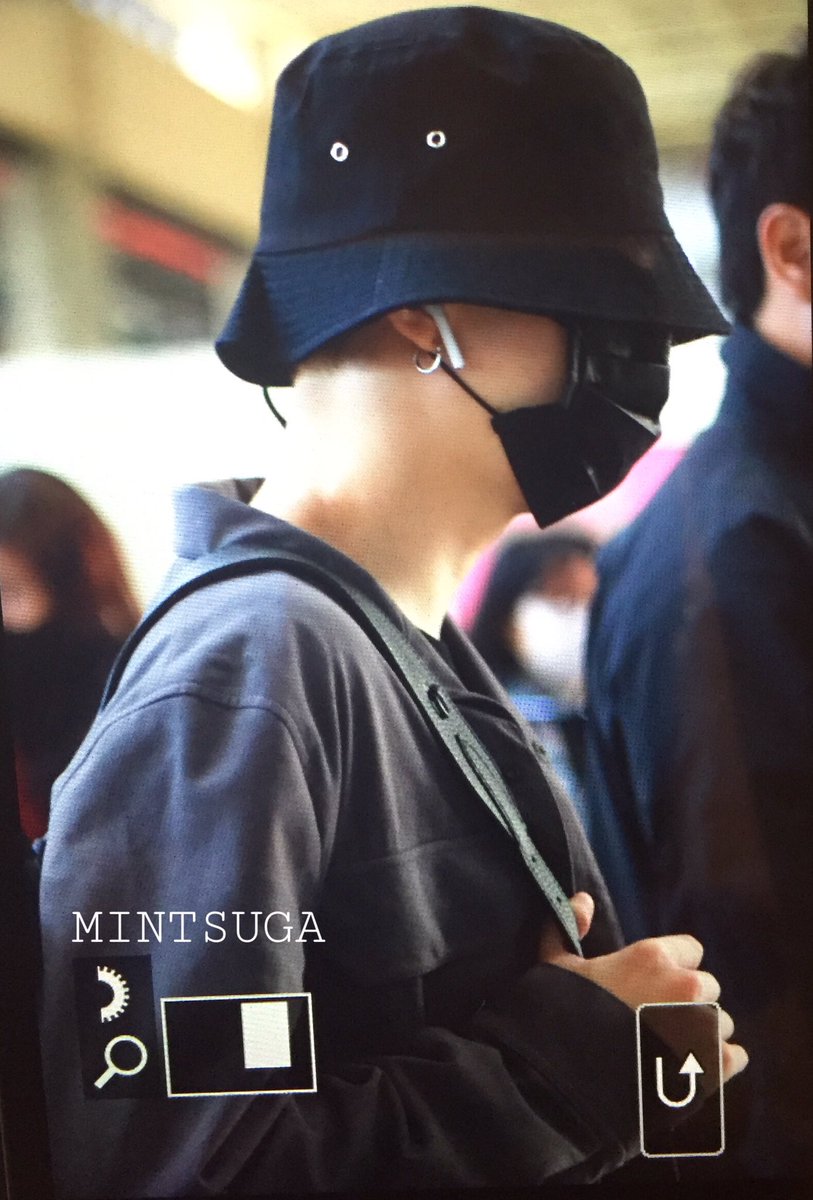 MINTSUGA_0309's tweet photo. 171013 김포출국
 #슈가 #SUGA #방탄소년단 #BTS
 @BTS_twt 

💘💘💘 https://t.co/KYTsAOHY8m