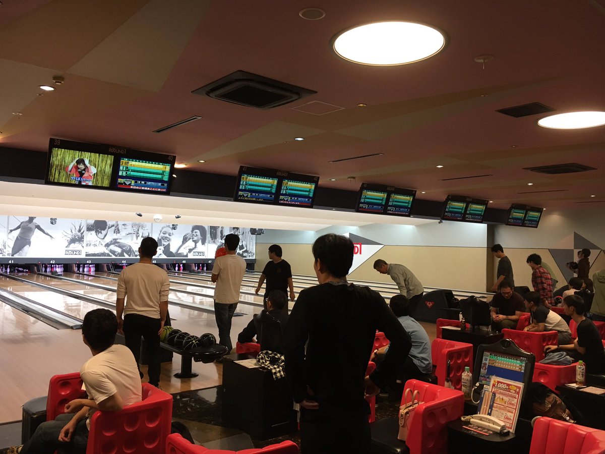 totec_recruit's tweet photo. 先週の #ENGCUP #ボーリング大会 #懇親会 楽しみました( ^ω^ )個人スコア最下位でしたが、チーム対抗戦のおかげで景品ゲット✨ラッキー!笑 写真は #新入社員 に豪華景品を譲る先輩。素敵ですね😍大阪AS https://t.co/huGuMA2nCE