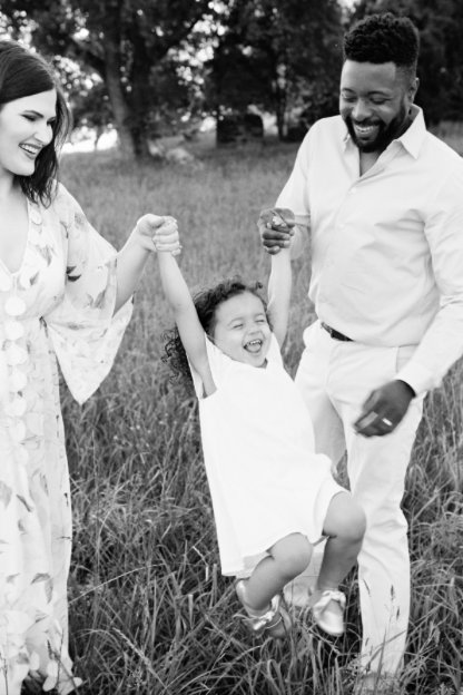 IDAROSEevents's tweet photo. Swinging into the weekend likeeee ;). Loving this shot from @LisaZiesing for @abbyjiu of my precious family. So thankful for every minute 🙏🏽 https://t.co/RbdoERRWhy