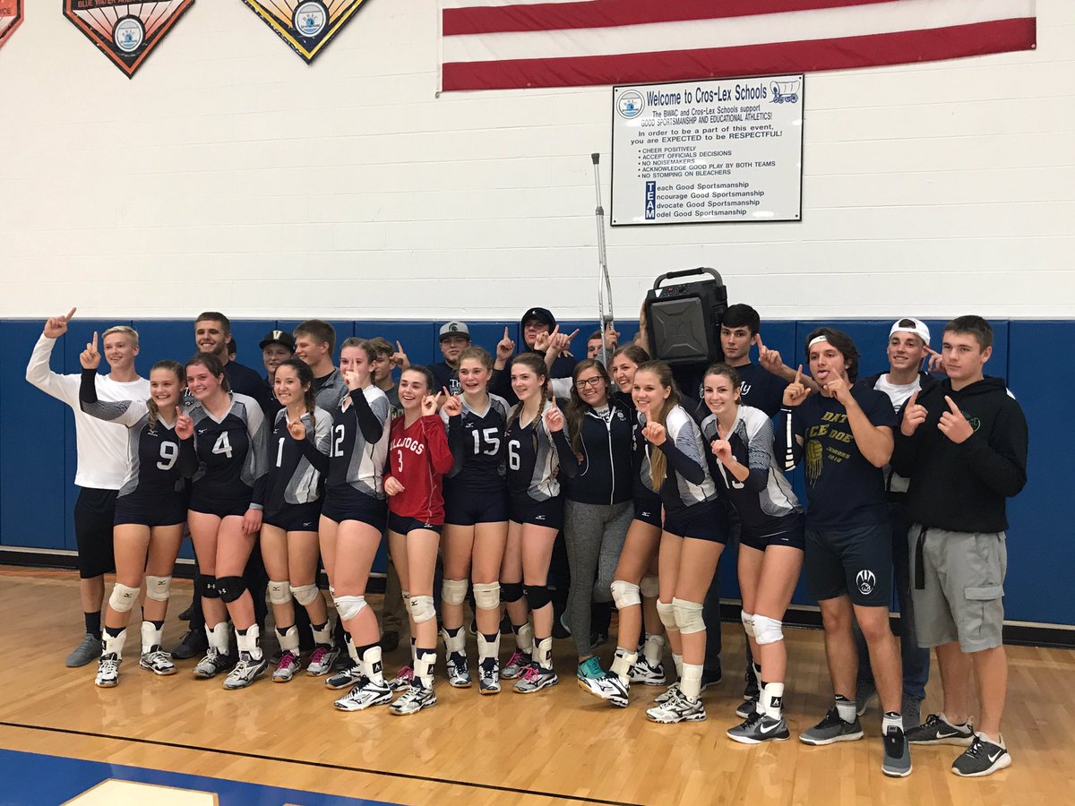 Yale Student Section tweet media