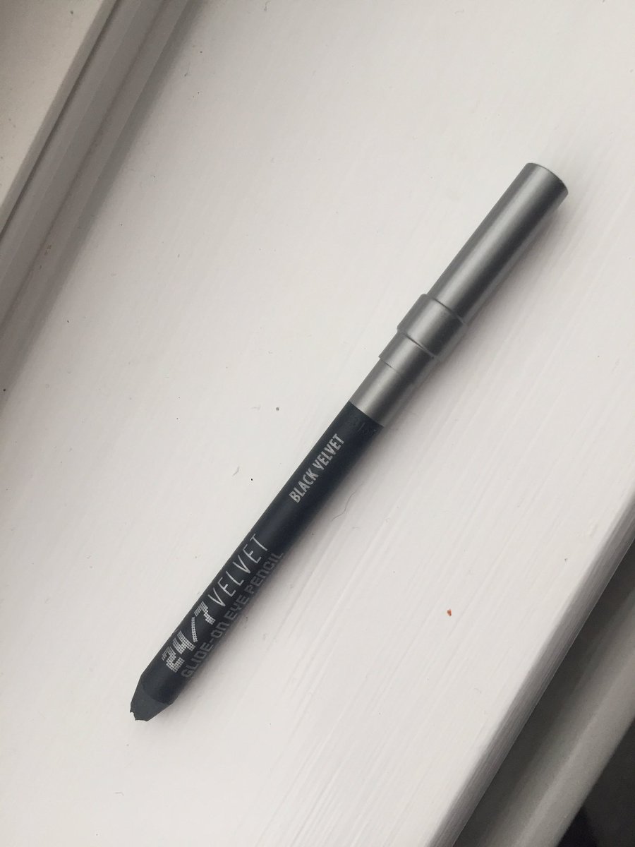 EmersonLorna's tweet photo. @UrbanDecay trying to sharpen my eye pencil and it is just hollow??? No actual pencil?? Someone pls help https://t.co/RPHfpqD9yG