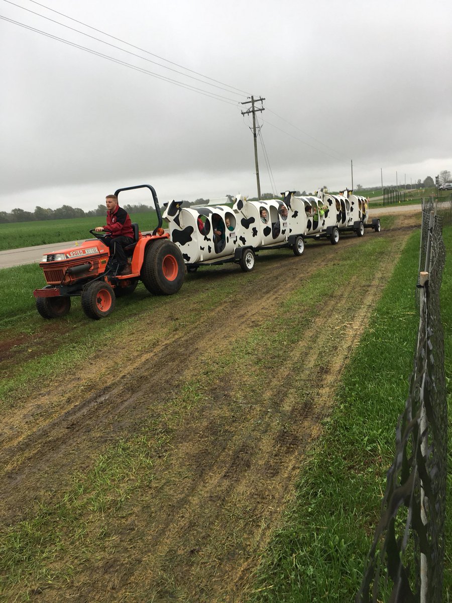 mrsamysclass's tweet photo. Thank you @KelsayFarms for welcoming our kiddos every year to a great experience on your farm! #leebabyhawks #decaturproud https://t.co/h5JQ9nP3FI