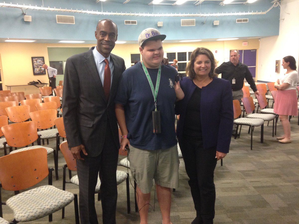 TheamazingDrBob's tweet photo. Thank you, @RobertwRuncie, for taking the time to come to South Plantation, and speak with the students. #BCPSNextGen! https://t.co/snVhYMRsFY