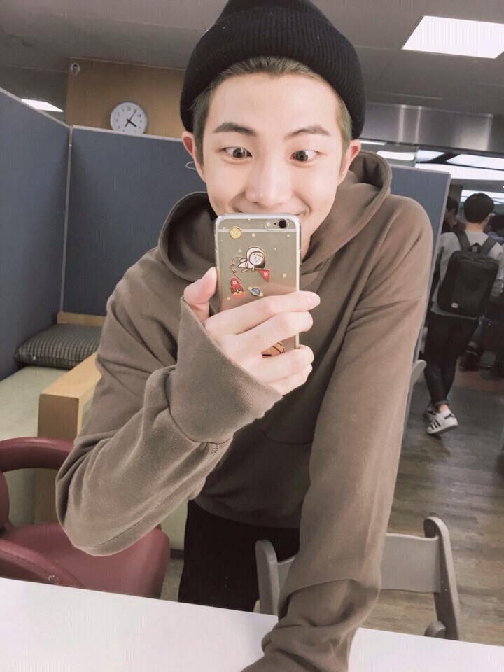 Marixaarroyo's tweet photo. NAMJOON:
#InstaSelfie #HappyDayChimchim #YoNoQuieroAguaYoQuieroTequila #SinFiltro #Ramonazo #LikexLike
#MochiPartyVenezuela https://t.co/twnixh781W